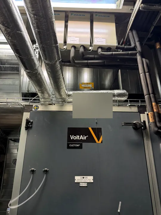 Tekniskt aggregat med anslutna ventilationskanaler.