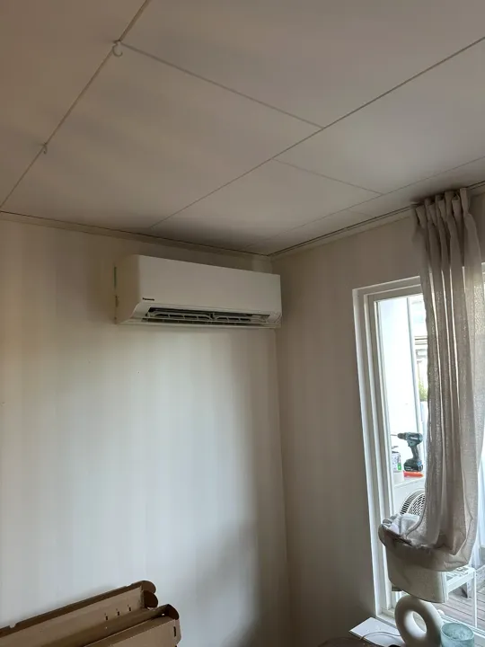 Väggmonterad inomhusdel i ett bostadsrum.