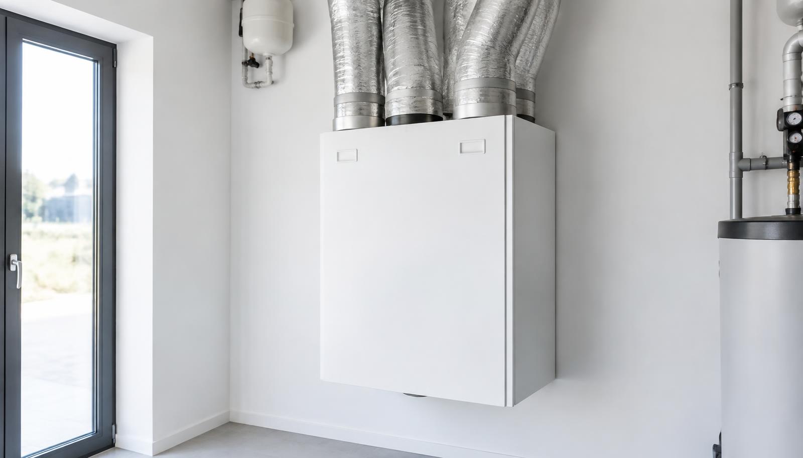 FTX-aggregat med anslutna ventilationskanaler i ett teknikrum